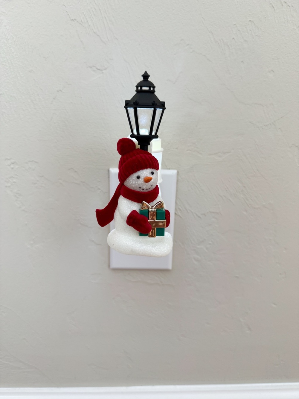 Bath & Body Festive Snowman Light Up Wallflower - Red Hat & Scarf